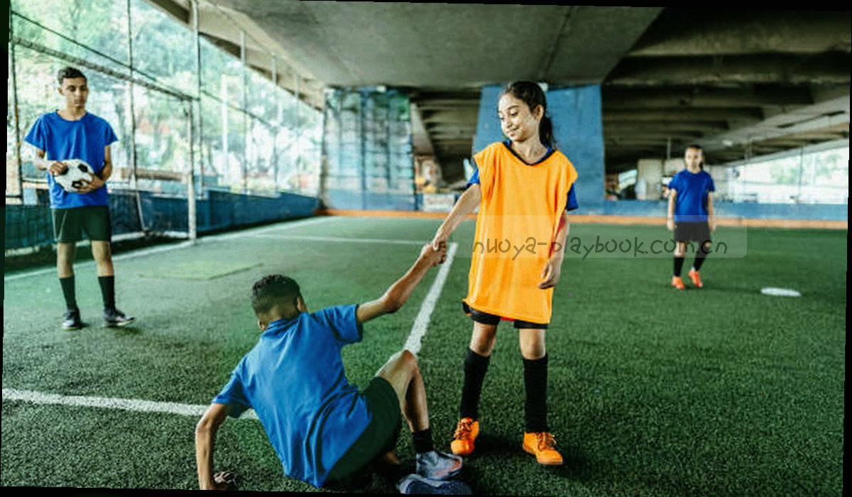 桌面上整齐排列的赛程打印页与一支荧光标记笔
